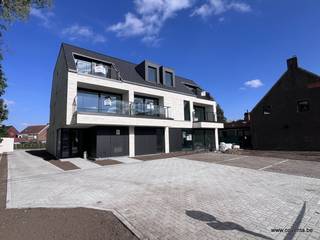 Appartement gelegen op de eerste verdieping bestaande uit: inkomhal met toilet, ingerichte badkamer met inloopdouche, woonkamer - salon met keuken en aanpalende terras.<br /><br />Vloerverwarming met warmtepomp en zonnepanelen.<br /><br />Gemeenschappelijke fietsenstalling en tuin.<br /><br />Mogelijkheid tot huren van een extra staanplaats (25€).<br /><br />Beschikbaar vanaf 1 november 2026