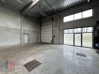 Strategisch gelegen KMO-unit van 500 m² te koop in Wetteren aan de voorzijde van het KMO-park. De site bevindt zich op een centrale ligging, op slechts 7 km van de E17 &amp; E40 en op 5 km van de R4. De loods geniet van een vlotte bereikbaarheid richting alle grote invalswegen.<br /><br />De loods beschikt over een vrije hoogte van 6 meter en is toegankelijk via een sectionale poort met aparte toegangsdeur. Verder is de loods uitgerust met polybetonvloer, lichtstraat met rookluik en een hoog elektriciteitsvermogen van 160A. Aan de voorgevel zijn grote raampartijen voorzien die zorgen voor veel natuurlijk licht en bovendien de mogelijkheid bieden om eventueel een kantoor in te richten. Tevens ruime parkeer- en manoeuvreerruimte aanwezig.<br /><br />Contacteer PANORAMA B2B voor bijkomende (technische) inlichtingen, plannen of een vrijblijvend plaatsbezoek via 0477 06 30 30.
