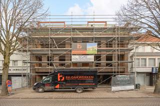 Deze ruime nieuwbouwwoning is gelegen op een rustige locatie in het centrum Beerse. Op het gelijkvloers voorziet de woning in een een inkomhal met gastentoilet en vestiaire, een ruime en lichte leefruimte met openkeuken en directe toegang tot de zuidgerichte tuin, een berging/wasplaats een handige aparte fietsenstalling en een carport. Op de verdieping zijn er drie slaapkamers en een ruime badkamer voorzien. De grote zolderruimte die bereikbaar is met een vaste trap kan naar wens worden afgewerkt en ingericht. Zo is er de mogelijkheid tot het voorzien van extra slaapkamers.