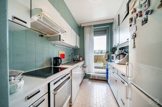 Gelegen op de vierde verdieping van een goed onderhouden gebouw, onderscheidt dit ruime appartement zich door zijn royale volumes en een...