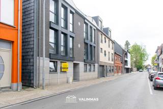 VALIMMAS verhuurt nabij het centrum van Asse dit ruime en energiezuinig gelijkvloersappartement met mooi terras, tuin en grote kelder.
Gelegen op het gelijkvloers in een kleinschalig gebouw.
Het appartement omvat een inkomhal, een toilet, een stookplaats, een wasplaats, een living (± 33m²) met een open ingebouwde keuken, een terras en een tuin, een badkamer met ligbad en douche, één slaapkamer en een dressing.
Een grote kelder (± 14m²) is eveneens inbegrepen.
Zeer verzorgd, direct instapklaar en uitgerust met alle hedendaags comfort.
Gelegen nabij het centrum, op wandelafstand van scholen, winkels, markt, bushaltes. Station Asse op 1,4 km. Oprit E40 Ternat makkelijk bereikbaar.
+++
Bezoekmoment inplannen? Dat kan eenvoudig via onze website www.valimmas.be. Klik vervolgens op de blauwe knop "BEZOEK DIT PAND" bij het pand van je keuze. Let op: afspraken maken kan enkel nog online.
+++