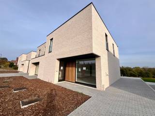 <p><span>Situated on a nature reserve, near the village center of rural Korbeek-Dijle and with a perfect connection to both Leuven and Brussels and other connecting roads, we are honored to offer for sale this modern and timeless new construction project. </span></p><p><span>This contemporary and energy efficient new construction project has been realized by a renowned construction company and concerns 6 semi-detached houses and 1 open house. <br />This newly built house with a facade width of 9 m is situated on a plot of 287 m² and has a living area of 165 m². In a modern and timeless architectural style, this home is finished to a high standard and equipped with all modern living comforts, being underfloor heating throughout, heat pump, solar panels and so much more. This energy efficient property comprises on the ground floor an entrance hall, a guest toilet, a practical storage room, a spacious living room with adjacent dining area with open kitchen which provides access to the garden with terrace of 19 m² where it is lovely to relax. The second floor comprises a bathroom, a separate toilet, a technical storage room and 3 bedrooms. </span></p><p><span>In short, a real opportunity for people who want to live energy efficiently, timelessly, luxuriously and comfortably surrounded by the peace and greenery of the Dyle valley. A unique opportunity! </span></p><p><span> </span></p>