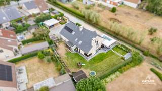 Gelegen nabij invalswegen treffen we deze ruime, lichtrijke woning met inpandige loods aan.
Het huis heeft de volgende indeling: ruime inkomhal met gastentoilet, grote lichtrijke woon- en eetkamer met volledig geïnstalleerde open keuken en veranda, een bureauruimte, berging, doucheruimte, ruime loods en een extra polyvalente ruimte.
Op de eerste verdieping zijn er 4 grote slaapkamers, waarvan één met dressing, apart toilet, badkamer 1 met ligbad en lavabo en badkamer 2 met inloopdouche en dubbele lavabo.
Verder heeft de woning ook nog een ruime zolder voor de nodige opberging, en een carport
Renovatieverplichting: neen.
Grote troeven zijn hier: instapklaar, lichtrijk, bereikbaarheid,...
Voor meer informatie of een bezoek kan u terecht bij Sander Dejonghe via sander@vastgoeddejonghe.be, Evy Dhondt via evy@vastgoeddejonghe.be of Inias Leten, Inias@vastgoeddejonghe.be
Alle dossierstukken kan u downloaden op onze website: www.vastgoeddejonghe.be.