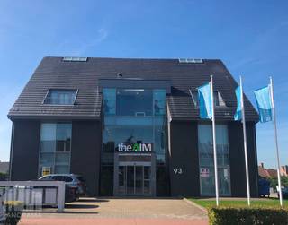 Strategisch gelegen kantoorruimte van 396 m² te huur. Op amper 800 meter van de Knokkebaan met een snelle verbinding naar het op- en afrittencomplex van de E40 te Aalter. Ook met het openbaar vervoer vlot bereikbaar, station en bushalte op slechts 800 meter.<br /><br />De instapklare kantoren zijn <strong>praktisch ingedeeld</strong> met aparte ruimtes op de tweede verdieping en een landschapskantoor op de 3e verdieping. Verder beschikt de ruimte over o.a. een kitchenette, sanitaire voorziening en airconditioning. Grote raampartijen zorgen voor veel natuurlijke lichtinval. Tevens zijn de ruimtes voorzien van ruime <strong>terrassen</strong>.<br />4 bovengrondse <strong>parkeerplaatsen </strong>voorzien.<br /><br />Beschikbaar vanaf september 2026.<br /><br />Contacteer <strong>PANORAMA B2B GENT KANTOREN</strong> voor bijkomende (technische) inlichtingen, plannen of een vrijblijvend plaatsbezoek<strong> 0477 44 39 30</strong>.