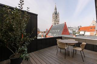 In het historische centrum van Gent bevindt zich dit uitzonderlijke duplex-penthouse op een absolute toplocatie, op wandelafstand van de Korenmarkt, het Sint-Baafsplein en de beroemde Gentse torens. Dankzij de drie terrassen geniet u hier van een uniek panoramisch uitzicht over de stad.<br /><br />Bij het binnenkomen wordt u verwelkomd in een stijlvolle inkomhal met ruime opbergmogelijkheden. De lichtrijke leefruimte straalt elegantie uit en sluit naadloos aan op de volledig uitgeruste designkeuken. Via het grote schuifraam bereikt u het eerste terras, waar u in alle rust kan genieten van het uitzicht op de stad.<br /><br />Verder beschikt het appartement over drie bijzonder ruime slaapkamers en een luxueuze badkamer uitgerust met een dubbele lavabo, ligbad en royale inloopdouche. Eén van de slaapkamers beschikt bovendien over een eigen badkamer met inloopdouche en lavabo.<br /><br />Op de bovenverdieping bevindt zich een indrukwekkende tweede leefruimte met gashaard. Deze ruimte wordt omringd door twee extra terrassen, waardoor u op elk moment van de dag kan genieten van zon, rust en een uitzonderlijk uitzicht.<br /><br />Troeven:<br />• EPC-label A<br />• Mobi-score 9,5/10<br />• Exclusief duplex-penthouse<br />• 3 Ruime slaapkamers<br />• 2 Luxe badkamers<br />• Designkeuken volledig uitgerust<br />• Tweede leefruimte met gashaard<br />• 3 Terrassen met panoramisch uitzicht<br />• Uitzicht op het Belfort, Sint-Baafskathedraal en Stadhuis<br />• Absolute topligging in de Kuip van Gent<br /><br />Dit unieke penthouse combineert luxe, ruimte en een ongeëvenaard uitzicht op de Gentse skyline. Een zeldzame opportuniteit voor wie op zoek is naar exclusief wonen op één van de mooiste locaties van de stad.<br /><br />Voor meer informatie of een bezoek, contacteer Thomas via 0474 26 27 58 of via thomas@vicusvastgoed.be.