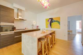 <p><span>Karaktervol en kleurrijk appartement op toplocatie in hartje Antwerpen</span></p><p><span> </span></p><p><span>Welkom in dit unieke en sfeervolle appartement op een absolute toplocatie in Antwerpen. </span></p><p><span>Gelegen aan </span><span>Kopstraatje 3</span><span> en doorlopend tot in de bruisende </span><span>Nationalestraat</span><span>, geniet je hier van het beste wat de stad te bieden heeft: gezellige cafés, trendy boetieks, cultuur en gastronomie op wandelafstand.</span></p><p><span> </span></p><p><span>Dit appartement onderscheidt zich door zijn kleurrijke uitstraling, hoogwaardige afwerking en verrassend ruime indeling. </span></p><p><span>De grote open leefruimte vormt het hart van de woning en baadt in het licht. De moderne keuken met stijlvol kookeiland nodigt uit tot gezellige diners en lange avonden met vrienden en familie.</span></p><p><span>Momenteel beschikt het appartement over één zeer ruime slaapkamer. </span></p><p><span>Dankzij de slimme indeling kan eenvoudig een tweede slaapkamer worden gecreëerd door het plaatsen van een muur. </span></p><p><span>Alle voorzieningen hiervoor zijn reeds aanwezig: een deur, raam, stopcontacten en schakelaars zijn er al, waardoor de aanpassing snel en vlot kan gebeuren.</span></p><p><span>De stijlvolle badkamer met inloopdouche, ligbad en dubbele wastafel werd nog dit jaar volledig gerenoveerd. De prachtige Mortex-afwerking geeft de ruimte een luxueuze en tijdloze uitstraling.</span></p><p><span>Verder beschikt het appartement over een apart gastentoilet en een praktische berging met aansluiting voor wasmachine en droogkast. Ondergronds is er ook een privé berging voorzien.</span></p><p><span> </span></p><p><span>Kwaliteit</span><span> staat centraal in dit appartement. </span></p><p><span>Van de materiaalkeuzes tot de afwerking werd alles met oog voor detail uitgevoerd. </span></p><p><span>Het resultaat is een instapklaar appartement met karakter, comfort en een uitstekende ligging.</span></p><p><span>Een zeldzame kans voor wie op zoek is naar een bijzondere woonplek in het historische en levendige hart van Antwerpen.</span></p><p><span> </span></p><p><span>Troeven op een rij:</span></p><ul><li><span>Elektriciteit CONFORM</span></li><li><span>EPC B = zeer energiezuinig</span></li><li><span>Gemeenschappelijke kelder</span></li><li><span>Lage gemeenschappeijke kosten</span></li><li><span>Topligging tussen Kopstraatje en Nationalestraat</span></li><li><span>Mogelijkheid tot 2 slaapkamers</span></li><li><span>Ruime open leefruimte met keuken en kookeiland</span></li><li><span>Apart gastentoilet</span></li><li><span>Praktische berging met wasvoorzieningen</span></li><li><span>Volledig gerenoveerde Mortex-badkamer</span></li><li><span>Hoogwaardige afwerking en kwaliteitsmaterialen</span></li><li><span>Leuke buren!</span></li></ul><p><span> </span></p><p><span>Laat je verrassen door de ruimte, de sfeer en de unieke ligging van dit prachtige appartement. </span></p><p><span>Een bezoek zal je meteen overtuigen, dus contacteer ons op sofie@sinjoor of 03/646.66.55, snel voor het te laat is!</span></p>