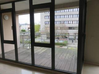 Aangenaam, verzorgd, ruim en licht appartement, gelegen in het commerciële centrum van Lier. Alles binnen handbereik ! 2de verdieping. Geen lift. Ruim terras met open zicht. De indeling is als volgt: Inkom met ingebouwde vestiaire, leefruimte in een L met schuiframen, uitgevend op het terras, open, volledig geïnstalleerde keuken, apart toilet, badkamer met douche, ligbad en dubbele wastafel, 2 slaapkamers en een wasplaats. Vloerverwarming. Dubbele beglazing en een zeer gunstig EPC ! 35 € gemeenschappelijke kosten.