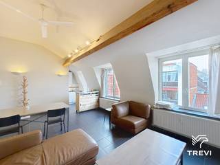 BRUSSEL – Ideaal gelegen nabij de Europese wijk, op een steenworp van de Ambiorixsquare, de instellingen, het openbaar vervoer en winkels, mooi 1-slaapkamerappartement van ±58m² bewoonbare oppervlakte gelegen op de 3e verdieping. Het appartement bestaat uit een lichte woonkamer van ±25m², een open ingerichte keuken (koelkast, kookplaat, dampkap, combi-oven/microgolfoven) en een mooie slaapkamer van ±13,5m² met ensuite badkamer (bad, wastafel, toilet). Tevens is er een wasmachine ter beschikking in de gemeenschappelijke garage van het gebouw. Provisie voor lasten van € 100/maand (warm water, verwarming, gemeenschappelijke delen). EPC E! Onmiddellijk beschikbaar. Afmetingen worden ter indicatie gegeven.<br /><br />
<p><u>Op de 3<sup>e</sup> verdieping:</u></p>
<ul>
<li>Living van ±25m² (6,34 x 3,9)</li>
<li>Open ingerichte keuken (koelkast, kookplaat, dampkap, combi-oven/microgolfoven)</li>
<li>Slaapkamer van ±13,5m² (3,2 x 4,2) met ensuite badkamer (bad, wastafel, toilet)</li>
</ul>
<p> </p>
<p>Wasmachine in de gemeenschappelijke garage</p>