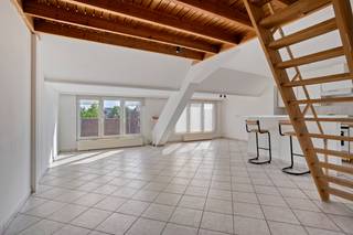 Dit ruime appartement in het centrum van Lennik biedt een standaard van comfort en kwaliteit. Het appartement beschikt over een totale bewoonbare oppervlakte van 73 m², veel lichtinval en een zeer gunstige EPC met label B. <br /><br />Indeling: <br />Woonkamer met open keuken (voorzien van toestellen), badkamer met bad/douche, slaapkamer en mezzanine. <br /><br />De locatie van het appartement is ideaal gelegen, met winkels, restaurants en openbaar vervoer op loopafstand. Daarnaast is er ook voldoende parkeergelegenheid in de buurt. <br /><br />Dit appartement in Lennik is de perfecte keuze voor wie op zoek is naar een comfortabele en energiezuinige woning op een centrale locatie.<br /><br />Voor meer info of bezoeken contacteer antony@woonkantoor.be of 0473/63.93.69