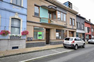 Instapklare praktijk/kantoor/handelsruimte in het centrum van Berchem. Bestaande uit een inkomhal/wachtruimte, toilet, handelsruimte...