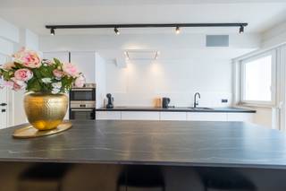 LUXUEUS, GEMEUBELD APPARTEMENT MET TWEE SLAAPKAMERS GELEGEN IN HET HARTJE VAN OOSTENDE<br /><br />De elegante, lichte woonkamer loopt naadloos over in een zonnig terras met schitterend uitzicht op het levendige centrum van Oostende. De moderne open keuken is voorzien van hoogwaardige apparatuur. Achteraan het appartement liggen twee ruime slaapkamers, waaronder de hoofdslaapkamer met een privébalkon. De badkamer is uitgerust met een royale inloopdouche, een luxueus ligbad en een apart toilet voor extra comfort.
<ul>
	<li>3de verdieping</li>
	<li>Onmiddellijk beschikbaar</li>
	<li><strong>Domicilie mogelijk</strong></li>
	<li>Wordt volledig GEMEUBELD verhuurd</li>
	<li>Provisie op vaste kosten en verwarming : € 150 per maand (incl. onderhoud gemeenschappelijke delen, water- en verwarmingsverbruik)</li>
	<li>EPC : 166</li>
</ul>
