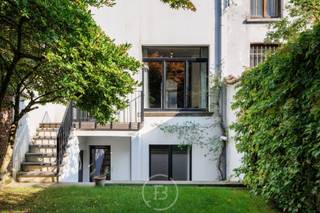 Gelegen op Avenue Brugmann, tussen het gerenommeerde Brugmannplein en Châtelain, bevindt zich dit gerenoveerde duplex appartement met een...