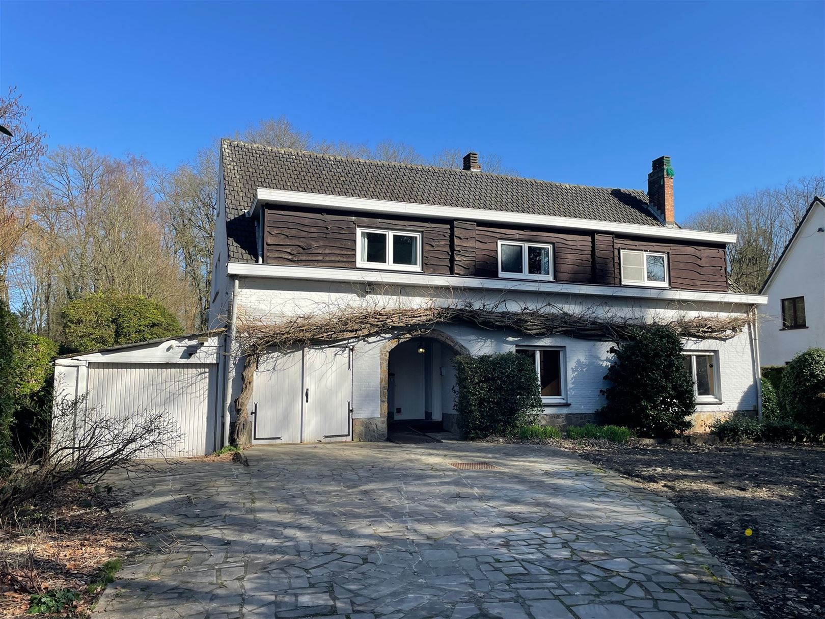 Veel renovatiepotentieel in ruime rustig gelegen familiewoning midden in het groen! - foto 2