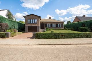 Op een fantastische locatie te Lier, bevindt zich deze te moderniseren villawoning op ruim perceel van 1022 m².Deze statige, vrijstaande woning is...