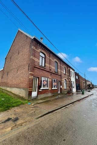 Deze gesloten eengezinswoning (78 m² bewoonbare oppervlakte) biedt een solide basis voor wie op zoek is naar een renovatieproject. De woning...