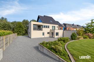 Op het einde van een rustige doodlopende straat in Hillegem bevindt zich deze degelijk gebouwde woning uit 2017, gelegen in agrarisch gebied en genietend van een uitzonderlijk mooi en vrij uitzicht over de omliggende velden, op een perceel van 12a53ca. <br /><br />De woning beschikt over 4 slaapkamers, 2 badkamers, een bijkomende douchekamer en een lift die de verschillende woonniveaus verbindt. Dankzij de slaapgelegenheid op het gelijkvloers en de voorziene studio op de tweede verdieping behoort ook kangoeroewonen perfect tot de mogelijkheden. De ruime leefruimtes, 3 terrassen en grote onderhoudsvriendelijke tuin zorgen voor veel wooncomfort, rust en privacy. <br /><br />Een absolute troef is de bereikbaarheid via twee straten. Naast de toegang vooraan is het perceel achteraan bereikbaar via een poort vanuit de Brielstraat. Samen met de zeer ruime oprit, overvloedige parkeergelegenheid en 2 grote garages maakt dit de woning bijzonder interessant voor zelfstandigen, vrije beroepen, hobbyisten of wie wonen en werken wil combineren. <br /><br />Ook technisch zit het goed, met onder meer vloerverwarming, warmtepomp met diepteboringen van zo'n 80m, ventilatie, regenwaterrecuperatie en EPC-label A. <br /><br />Een uitzonderlijk ruime en multifunctionele eigendom waar wonen, werken, kangoeroewonen en ontspannen perfect samenkomen. <br /><br />De vermelde prijs is een instelprijs. Kandidaten worden uitgenodigd om een bod uit te brengen. De verkoper behoudt zich het recht voor om elk bod vrij te beoordelen. <br /><br />Interesse? Contacteer ons voor een bezoek via 053 89 99 66 of info@immolierman.be.