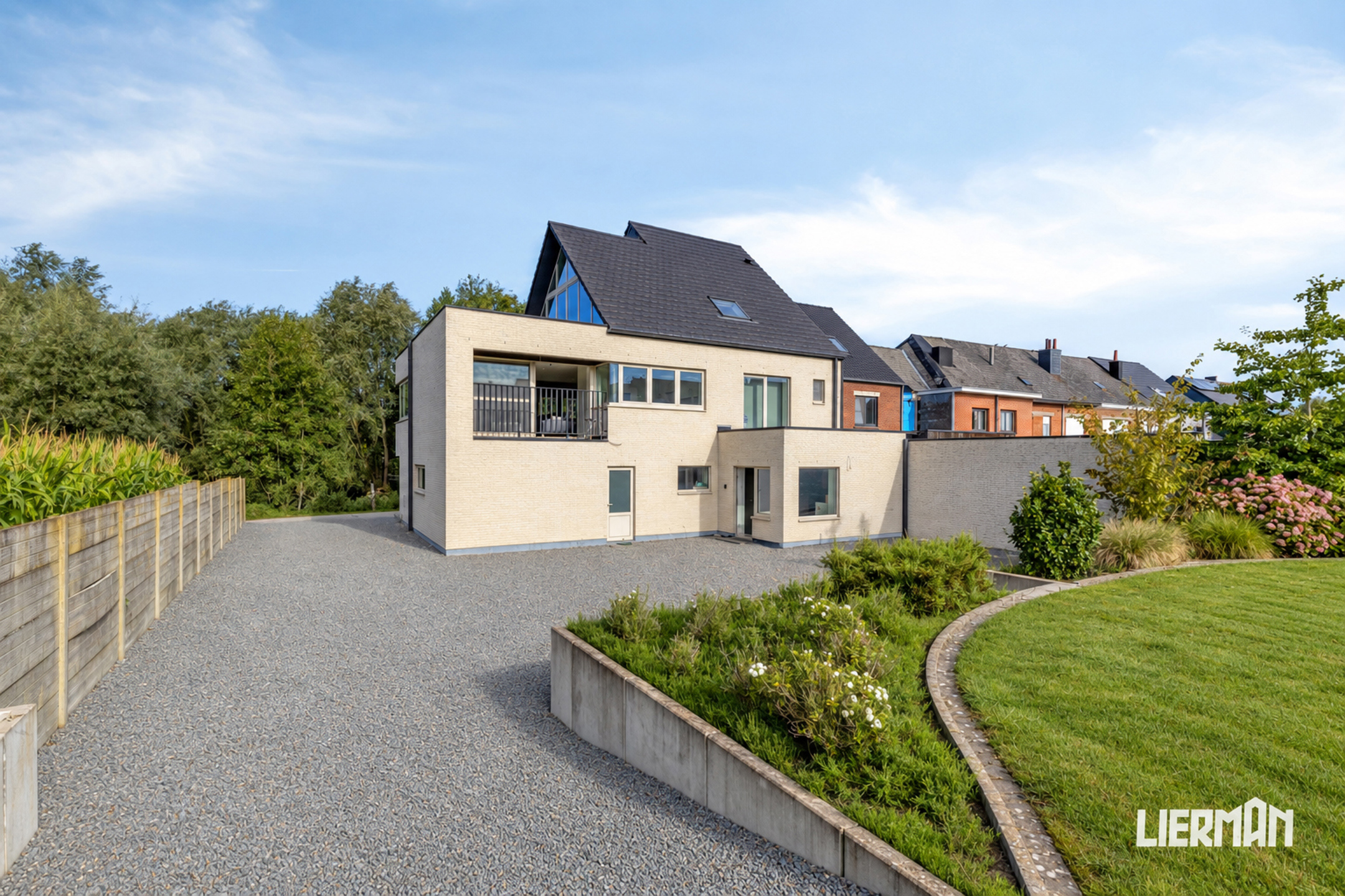 Moderne gezinswoning op 12a53ca met 4 SLK, lift en 2 garages - foto 3