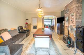 <p>Cette maison à rafraîchir bénéficie d’une excellente situation au cœur de Willebroek, à quelques pas des commerces, des écoles, des établissements horeca et de toutes les autres commodités.</p><p>Au rez-de-chaussée, un hall d’entrée donne accès au séjour. Grâce à la coupole de toit colorée, cette pièce bénéficie d’une belle luminosité naturelle et offre suffisamment d’espace pour aménager un coin salon convivial ainsi qu’une salle à manger. La cuisine se trouve à côté de la salle de bains, laquelle dispose d’une douche et d’un raccordement pour machine à laver.<br />Au premier étage, vous trouverez deux chambres spacieuses. Sous la toiture se trouve également une chambre supplémentaire, qui peut également être aménagée en espace de loisirs ou en bureau.</p><p>À l’arrière, la maison dispose d’un agréable jardin. Un atout majeur est le passage situé à l’arrière, qui permet d’accéder directement au jardin, ce qui est particulièrement pratique pour ranger les vélos.</p><p>Grâce à la proximité des transports en commun et des principaux axes routiers tels que l’A12, l’E19 et la N16, vous bénéficiez également d’une excellente connexion vers Anvers, Bruxelles et Malines.</p><p><strong>Informations complémentaires :</strong> vente avec respect du contrat de location en cours.</p><p><strong>Informations urbanistiques :</strong> Vg - Wg - Gmo - VKr - Gvv</p><p>Plus d’informations et documents disponibles via www.malines-group.be.</p>