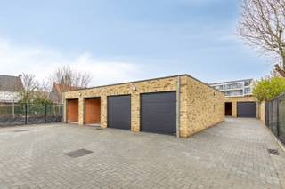 <span><span><strong>- Individuele garages te koop in nieuwbouwproject 'Scarpato' in centrum Kortemark -</strong><br /><br />De naam <strong>'Scarpato' </strong>is een<strong> </strong>samenvoeging<strong> </strong>van het Italiaanse 'Scarpa' en het Spaanse 'Zapato' wat beiden 'schoen' betekent. Hiermee verwijzen we naar de vroegere bekende schoenwinkel "Supeene" die op deze centrale locatie was gevestigd. De realisatie is ontwikkeld door FI2BUILD die zich als bouwheer profileert als bijzonder klantgericht, vernieuwend en beschikt over een duidelijke visie wat betreft toekomstgericht wonen. De residentie bevindt zich op wandelafstand van de markt van Kortemark alsook op een boogscheut van het station gelegen. Tevens treft men tal van kwalitatieve handelszaken aan in de buurt. <br /><br />'Scarpato' beschikt over<strong> 13 garages</strong> (groot en standaard afmetingen mogelijk - voorzien van automatische sectionaalpoort) - Vraag naar extra info bij ons op kantoor.<br /><br />Bij de ontwikkeling werd door de bouwheer een bijzondere aandacht besteed aan kwalitatieve en duurzame materialen in combinatie met een unieke en karaktervolle architectuur (architectenbureau Vanhoorn-Maeckelbergh) passend bij deze locatie. <br /><br /><strong><u>Bijzondere troeven:</u></strong></span></span>
<ul>
<li><span><span>Kleinschalige residentie, lage gemeenschappelijke kosten; </span></span></li>
<li><span><span>Rustige ligging doch dicht bij het centrum;</span></span></li>
<li><span><span>Karaktervolle en unieke architectuur;</span></span></li>
<li><span><span>Op het terrrein van de residentie zullen oplaadpunten aanwezig zijn voor het laden <strong>van elektrische wagens.</strong> </span></span></li>
<li><span><span>...</span></span></li>
</ul>
<span><span>Kom langs op kantoor en ontvang een <strong>unieke verkoopbrochure</strong> van Residentie Scarpato.<br /><br />Bent u op zoek naar een garage voor eigen gebruik of als investering?<br />Kom dan snel even langs bij ons op kantoor voor meer uitleg! <strong>Contacteer ons via 051 50 11 51.</strong> </span></span><br /><span><span><em>Opleveringsdatum na te vragen bij ons op kantoor en in functie van voorverkoop. </em></span></span>