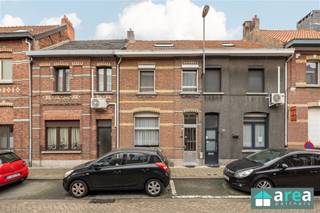 <p><span>In een </span><span>rustige en kindvriendelijke straat in Hoboken</span><span> bevindt zich deze te renoveren woning met </span><span>140 m² bewoonbare oppervlakte</span><span>. Een ideale opportuniteit voor wie op zoek is naar een ruime woning die volledig naar eigen smaak kan worden gebracht.</span></p><p><span> </span></p><p><span>De woning beschikt over:</span></p><p><span> </span></p><ul><li><span>3 volwaardige slaapkamers</span></li><li><span>Praktische indeling</span></li><li><span>EPC: E – 494 kWh/m² (renovatieverplichting van toepassing)</span></li><li><span>Een leuke ligging nabij winkels, scholen, openbaar vervoer en diverse invalswegen</span></li></ul><p><span> </span></p><p><span>Deze woning biedt enorm veel potentieel voor wie bereid is erin te investeren. Perfect voor starters, gezinnen of renovatieprojecten.</span></p><p><span> </span></p><p><span>Voor meer informatie kan u terecht bij Area Partners. </span><span>Info@area.be </span><span>of </span><span>03/284.60.60.</span><span> </span></p><p><span> </span></p>