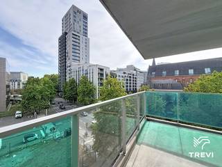 <p><strong>ETTERBEEK : </strong>Gelegen in de Europese wijk, op een steenworp van het Leopoldpark en het Jourdanplein, vlakbij alle Europese instellingen, het openbaar vervoer (Schuman/Maalbeek) en winkels, in het project "Esplanade", mooi appartement van ±94 m² op de 5e verdieping met lift. Het appartement bestaat uit een inkomhal, toilet, wasruimte, slaapkamer ±14 m² met badkamer, woonkamer ±25 m², volledig uitgeruste keuken (oven, kookplaat, dampkap, koelkast, diepvriezer en vaatwasser), zuidgericht terras ±5 m², slaapkamer ±13 m² met douchekamer en kelder nr. 1.4. Overdekte parkeerplaats nr. 13 is verplicht en bedraagt 100€/maand extra. Kosten: 270€/maand – forfait van 140€ voor de gemeenschappelijke delen en een voorschot van 130€/maand voor warm water en verwarming. Eenmalige verhuisvergoeding van €50. EPC: B- Beschikbaar vanaf 15/11/2026.</p>
<p></p>
<p><u>Op de 5e verdieping met lift:</u></p>
<ul>
<li>Inkomhal</li>
<li>Toilet</li>
<li>Wasruimte</li>
<li>Slaapkamer ±14 m² met badkamer</li>
<li>Woonkamer ±25 m²</li>
<li>Volledig uitgeruste keuken (oven, kookplaat, dampkap, koelkast, diepvriezer en vaatwasser)</li>
<li>Zuidgericht terras ±5 m²</li>
<li>Slaapkamer ±13 m² met douchekamer</li>
</ul>
<p></p>
<p>Kelder nr. 1.4 en verplichte parkeerplaats nr. 13 aan 100€/maand extra.</p>