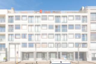 Dit stijlvolle penthouse biedt een super mooi en open zicht op de jachthaven, en beschikt over twee ruime terrassen waar u van ’s morgens tot ’s avonds kunt genieten. De inkomhal geeft toegang tot een praktische dressing, een lichte leefruimte met aansluitende keuken en eethoek. In de leefruimte is bovendien een mogelijkheid om een slaaphoek te instaleren, ideaal als extra slaapruimte of logeerplek.
Dakwerken, nieuwe terrastegels en balustrade worden gepland en uitgevoerd tegen september.

Een garagebox is inbegrepen, wat het comfort en de praktische meerwaarde van dit penthouse compleet maakt. Ben jij op zoek naar een penthouse? Contacteer makelaar Stéphanie 0472 77 86 60 of stephanie@keyimmo.be voor meer info of een bezoek. 