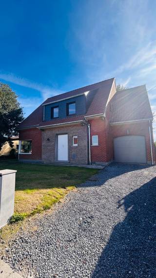 <p>Bent u op zoek naar ruimte en comfort op een toplocatie? Deze ruime gerenoveerde woning ligt vlak bij natuurdomein De Gavers en biedt alles wat een modern gezin zoekt.<br /><br /><strong>De indeling:</strong></p>

<ul>
	<li><strong>Gelijkvloers</strong>: Inkomhal met toilet, handige bureauruimte, lichtrijke leefruimte met open ingerichte keuken (met fornuis microgolfoven, oven, frigo en vaatwasmachine), garage en een kelder.</li>
	<li><strong>Verdieping</strong>: 4 ruime slaapkamers en een badkamer (douche, lavabo &amp; wc).</li>
	<li><strong>Buiten</strong>: Een grote, zonnige tuin waarin u heerlijk kunt ontspannen.</li>
</ul>
Ziet u zichzelf hier al wonen? Contacteer ons vandaag nog via mail.