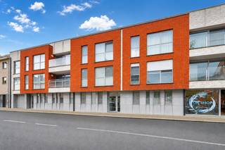 <strong>PRACHTIG </strong>afgewerkt <strong>luxe appartement</strong> op een <strong>TOP ligging </strong><br />2 de verd met lift <br />Het appartement beschikt over hoogwaardige, op maat gemaakte inbouwkasten die naadloos geïntegreerd zijn in vrijwel elke ruimte, wat zorgt voor een stijlvolle afwerking en een overvloed aan praktische bergruimte.<br />De volledig uitgeruste designkeuken biedt tal van opbergmogelijkheden en beschikt over een geïntegreerde eettafel.<br />De lichtrijke woonkamer met salonhoek geniet van een prachtig zicht op het terras en het omliggende groen.<br />Hoewel het appartement zich in het hart van de stad bevindt, ervaart u hier een oase van rust.<br />Op maat gemaakte wandkasten en een subtiel geïntegreerde bureauruimte benadrukken de doordachte inrichting en de hoogwaardige afwerking van dit zeer uitzonderlijke appartement.<br />Mooie badkamer met inloopdouche met strak badmeubel, 2 slaapkamers elk met ingemaakte kasten/dressing verder nog een berging / washoek<br />ruime staanplaats en berging in kelder <br />EPC 87 <br />
