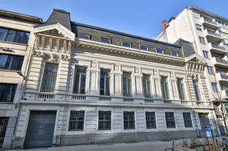 <p>Découvrez ce loft urbain d'exception, situé dans un emplacement véritablement imbattable au cœur d'Anvers. Une oasis de lumière, d'espace et de confort dans une rue peu fréquentée, à proximité immédiate de tous les commerces, des restaurants, des transports en commun et de l'animation de la ville.<br />À l'intérieur, vous profiterez d'une grande tranquillité, d'intimité, d'un impressionnant espace de vie avec de hauts plafonds, de grandes baies vitrées et une véritable ambiance de loft. La mezzanine offre une chambre spacieuse avec dressing et un accès direct à la salle de bains équipée d’une baignoire et d’une douche. La superbe cuisine ouverte est entièrement équipée et il y a une buanderie séparée.<br />Ce loft a été entièrement rénové ces dernières années : nouvelle toiture (2024), nouvelles fenêtres à vitrage à haut rendement, installation électrique rénovée, chauffe-eau à pompe à chaleur (A++), nouveaux stores, sanitaires rénovés et bien plus encore. La certification EPC A est la cerise sur le gâteau. Possibilité de louer une place de parking dans l'immeuble.<br />Atouts :<br />- inclus dans le prix demandé et participation aux choix d'aménagement de la chambre séparée et du dressing/bureau/2e chambre<br />. Excellente opportunité d'investissement : bien immobilier unique dans un emplacement de choix et très bon rendement locatif<br />• Loft unique bénéficiant d’un emplacement de choix au cœur d’Anvers<br />• CPE A – économe en énergie et à l’épreuve du temps<br />• Grand espace de vie lumineux<br />• Toiture et fenêtres rénovées (2024)<br />• Installation électrique conforme<br />• Possibilité de place de parking<br />• Immeuble entièrement modernisé – charges mensuelles très faibles</p><p>Prenez rendez-vous dès maintenant pour l'une de nos premières visites sur lou@guldentopsvastgoed.be </p>