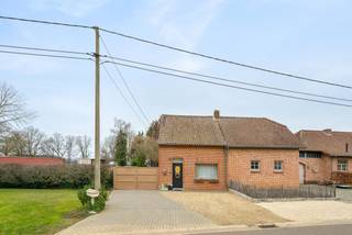 Ontdek deze halfopen bebouwing met een ruim perceel van 1.299 m², rustig gelegen in de Geneikenstraat te Lummen. Een interessante eigendom voor wie op zoek is naar ruimte, potentieel en een gunstige ligging.<br /><br />De woning is momenteel verhuurd, wat dit pand ook aantrekkelijk maakt als investeringsvastgoed. De woning is op te frissen en energetisch te renoveren, wat de ideale kans biedt om ze volledig naar eigen smaak en hedendaagse normen aan te passen. Het grote perceel biedt tal van mogelijkheden voor tuinliefhebbers of toekomstige meerwaarde.<br /><br />Buitengewone kenmerken;<br />-Halfopen bebouwing<br />-Perceel van maar liefst 1.299 m²<br />-Rustige ligging in Lummen<br />-Momenteel verhuurd<br />-Renovatie- en optimalisatiemogelijkheden<br />-Interessant voor eigen bewoning of investering<br /><br />EPC-score: F: Nieuwe eigenaars van een woongebouwen met een EPC-label E of F zullen verplicht worden om binnen de 5 jaar na overdracht de woning grondig energetisch te renoveren tot minimum EPC-label D. <br /><br />Ben je op zoek naar een woning met potentieel op een zeer goede ligging? Dan is deze eigendom zeker een bezoek waard.