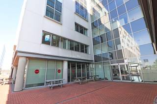 Op het Westwing Park in Roeselare vinden we deze kantoorruimte van 268 m² gelegen langs de E403 tussen Kortrijk en Brugge.<br /><br />Dit open space kantoor bevindt zich op de eerste verdieping en beschikt over een receptie, 3 aparte burelen, vergaderzaal, archiefruimte en een kitchenette. <br /><br />Voorzieningen:<br /><br />verwarming<br />airco<br />ventilatie<br />systeemplafond<br />Er is een mogelijkheid om 6 ondergrondse parkeerplaatsen bij te huren voor 750 euro per jaar.