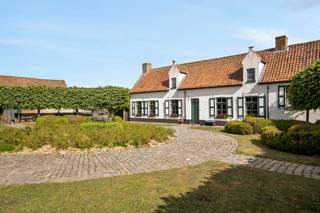 Hoeve De Meersen, een zorgvuldig bewaard 19de-eeuws landhuis, werd volledig en authentiek gerenoveerd in 2001. Gelegen op een steenworp van Brugge...