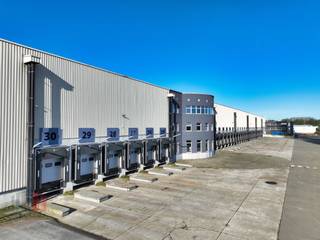 Site logistique fantastique à louer : +/- 30.834 m² d'espace de stockage (divisible de +/- 11.500 m² - 6 quais) sur un site de 58.732 m² APRÈS la sortie 21 Binche de l'E42 à Strépy-Bracquegnies. L'entrepôt, d'une hauteur libre de 10 m, est équipé de 30 quais de chargement, d'une porte sectionnelle et d'un sol en polybéton d'une capacité portante de 5 T/m². En outre, l'entrepôt est équipé d'un système de gicleurs, d'une cabine haute tension et d'une protection contre les incendies. Le site sera entièrement rénové. Si nécessaire, l'espace peut être subdivisé à partir de 11.500 m² et offre également la possibilité de 728 m² de bureaux . Doté d'un vaste espace de stationnement et de manœuvre, ce site est exceptionnellement fonctionnel pour les activités logistiques d'aujourd'hui. Contactez PANORAMA B2B pour de plus amples informations ou pour une visite sans engagement au 02 540 20 20.