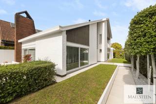 Instapklare gezinswoning op een zeer goede ligging te Sint-Andries. Deze in 2016 gerenoveerde woning combineert tijdloze elegantie met een...