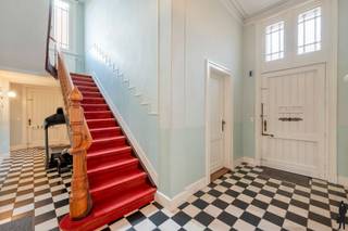 <p>Op <strong>top locatie gelegen historisch herenhuis</strong> pal in het <strong>centrum van Essen</strong> op een grond van <strong>ca. 2.129m²!</strong></p>
<p>Het herenhuis is gebouwd als pastorie in neogotische pastoriestijl van 1900-1903 door architect Louis Gife en behoort tot bouwkundig erfgoed.</p>
<p>Deze <strong>karaktervolle woning </strong>beschikt over maar liefst <strong>7 slaapkamers, 2 badkamers, </strong>warmtepompen en <strong>62 zonnepanelen mét certificaten!<br /></strong><br /><strong>Kelderverdieping:</strong><br />- <strong>Ruime kelder / technische ruimte </strong>voorzien van o.a. een <strong>waterverzachter</strong>, dubbele gas CV ketel met hoogrendement met 300 liter gasboiler (ca. 30 m²)<br />- <strong>Wijnkelder </strong>(ca. 15 m²)<br /><strong><br />Gelijkvloerse verdieping:</strong><br />- Ruime inkomhal met gastentoilet met handenwasser<br />- Bureau (ca. 12 m²)</p>
<p>- <strong>Zéér ruime living</strong> (ca. 53 m²) met <strong>veel lichtinval</strong>, <strong>grote raampartijen</strong>, openslaande deuren, open haard, hoge gerenoveerde plafonds (ca. 3,70 hoog), gerenoveerde<strong> houten rolluiken </strong>en<strong> kogelvrij dubbelglas</strong></p>
<p><strong>- Eethoek</strong> (ca. 22 m²)<br />-<strong> Keuken </strong>voorzien van<strong> alle toestellen</strong>: oven en dampkap (Siemens), vaatwasser (Zanussi), Quooker, dubbele wasbak en ingemaakte kasten, verwarmd op <strong>vloerverwarming</strong><br />- Bijkeuken<strong> </strong>(ca. 9 m²) met<strong> ingemaakte kasten</strong>, wasbak, <strong>verwarmd op vloerverwarming</strong><br />- <strong>Extra berging</strong> boven de keuken te bereiken via losse trap<br /><strong><br />Eerste verdieping:</strong><br /><strong>- Hoge plafonds! ca. 3,70 m hoog</strong></p>
<p>- Ruime / lichtrijke nachthal</p>
<p>- <strong>5 slaapkamers</strong>, met oppervlakten: <br />Slaapkamer 1: ca. 22 m², slaapkamer 2: ca. 21 m², slaapkamer 3: ca. 21 m², slaapkamer 4: ca. 11 m² en slaapkamer 5: ca. 5 m²</p>
<p>De binnenzijde van de ramen zijn voorzien van originele houten luiken.<br />- Badkamer met dubbele wastafel, bad, douche, toilet, handdoekdroger<strong><br /><br />Zolderverdieping:</strong><br /><strong>Studio</strong> met: Ruime leefruimte (ca. 29 m²) met keuken voorzien van inductie kookplaat en oven (Pelgrim), koelkast, Quooker<br />- 2 slaapkamers: Slaapkamer 6: ca. 19 m² en Slaapkamer 7: ca. 16 m², badkamer met dubbele wastafel, toilet, douche en aansluiting voor wasmachine en droger<strong><br />-Ruime dubbele bergzolder </strong>met een elektrische 100 liter boiler voor de badkamer</p>
<p><strong>Tuin met schuur</strong> (ca. 16 m²) en een (te renoveren) dubbele garage (ca. 29 m²) en patio <br />6 parkeerplaatsen en 2 parkeerplaatsen binnen!<br /><strong><br />Bijzonderheden:</strong><br />- <strong>Prachtige trappenhal </strong>(palmhout)</p>
<p>- Geïsoleerd dak en geheel voorzien van dubbel glas (ca. 90 ramen)<br />- <strong>Gerenoveerd in 2005</strong> – alles is vernieuwd met merbau hout (gevelreiniging, ramen, schilderwerken, dakgoten, riolering, keuken, badkamer, schuur..)<br />- <strong>62 zonnepanelen mét certificaten (nog 6 jaar), </strong>studio verwarmd met warmtepomp en aparte water en elektra meters mogelijk, EK conform, horren, beregeningssysteem met opgevangen hemelwater van dakgoten in put onder schuur, originele ijzeren hekwerken</p>
<p>Ligging: <strong>pal in het centrum van Essen,</strong> op <strong>5 minuten van de Nederlandse grens, dichtbij scholen HoReCa en openbaar vervoer.<br /><br /><span>Dit pand is vastgesteld in de inventaris als bouwkundig erfgoed</span><br /></strong></p>
<p></p>