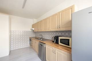 <p><span> </span></p><p><span>Een tijdloos, piekfijn appartement met 3 kamers waar je zo in kunt, dat krijg je hier in Deurne, met allerlei winkels, openbaar vervoer, Rivierenhof en Boelaerpark vlakbij én een vlotte verbinding naar de stad erbovenop. </span></p><p><span> </span></p><p><span>In een kleinschalig gebouw stap je op de eerste verdieping dit verzorgde appartement binnen in de inkomhal, die fungeert als centrale spil waar alle ruimtes op uitkomen. De tijdloze grijze laminaatparket die je hier ziet, loopt door over het hele appartement. De dubbele deur geeft uit op de gezellige leefruimte aan de straatkant, waar je plaats hebt voor een groot salon en een eethoek. De kamerbrede ramen laten enorm veel licht binnen, zowel hier als in de keuken ernaast. </span></p><p><span> </span></p><p><span>Verhuizen, installeren & genieten maar</span></p><p><span>Die keuken is volledig betegeld, geïnstalleerd, ruim en praktisch, met plaats voor nog een handige aparte (ontbijt)tafel voor wanneer het snel moet gaan. Je vindt hier een inductievuur, dampkap, oven, dubbele spoelbak, plaats voor een vaatwasser en een aparte koelkast en heel wat kastruimte. Naast de keuken heb je een eerste kamer, met een langwerpig venster bovenaan, waardoor deze ruimte naar eigen keuze in te vullen, bijvoorbeeld om in te spelen, te gamen of te lezen.</span></p><p><span>Weer in de hal heb je een aparte, grote technische bergruimte met aansluiting voor was en droog en een apart, betegeld toilet naast de badkamer. Die is volledig betegeld met een moderne beige XL-tegel en heeft een hele ruime douchecabine, strakke, brede lavabo met spiegelkast, verlichting, onderkast, een handdoekenradiator en natuurlijke verluchting én licht/lucht dankzij het dubbele raam bovenaan.</span></p><p><span>De twee andere kamers bevinden zich aan de achterzijde van het appartement, allebei met brede ramen, vliegenramen en automatische rolluiken. Bonus: je hebt hier geen rechtstreekse inkijk.</span></p><p><span> </span></p><p><span>Net buiten de stad, met alles in de buurt</span></p><p><span>Het Fort van Borsbeek, Rivierenhof, Te Boelaer- of Boekenbergpark bereik je in no time met de fiets, net als het centrum van de stad, maar bent ook meteen op de E313 of de Antwerpse Ring. Scholen, apothekers, eet- en drankgelegenheden, bakkers, slagers, supermarkt in de straat (Abert Heyn) en een paar grote kledingwinkels als Zeb, Torfs en Bristol liggen vlakbij. </span></p><p><span> </span></p><p><span> </span></p><p><span> </span></p>