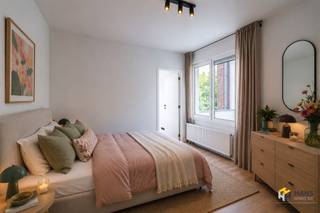 <p><span>Dit instapklare appartement is gelegen in een aangename buurt vlakbij het Te Boelaerpark. Dankzij de nabijheid van Berchem-Station, tal van tram- en busverbindingen, verschillende velo-stations en een vlotte aansluiting op de snelweg geniet je hier van een uitstekende bereikbaarheid.</span></p><p><span>Het appartement bevindt zich op de eerste verdieping van een kleinschalig gebouw bestaande uit drie wooneenheden. Het werd volledig gerenoveerd en afgewerkt met oog voor kwaliteit en comfort. Zo werden het dak, de elektriciteit en de ramen vernieuwd, wat mee resulteert in een gunstige EPC-score B. Dankzij de aparte meters voor gas, water en elektriciteit en de beperkte gemeenschappelijke delen blijven de vaste kosten bovendien laag.</span></p><p><span>Je komt binnen in de aparte inkomhal, waarna je rechts de lichtrijke leefruimte betreedt. Samen met de open keuken beslaat deze ruimte ongeveer 36 m². De keuken is volledig uitgerust met een kookvuur, dampkap, spoelbak, ingebouwde oven, vaatwasser en koelkast met vriesvak. Vanuit de leefruimte heb je toegang tot het gezellige terras van 4 m² met noordoriëntatie. De badkamer (3 m²) is praktisch ingericht en voorzien van een inloopdouche, lavabomeubel, toilet en handdoekdroger. Achteraan bevinden zich de twee volwaardige slaapkamers van 9 m² en 14 m².</span></p><p><span>Ben je op zoek naar een volledig gerenoveerd appartement waar je zonder zorgen kan intrekken? Mis deze kans niet! Bewoonbare opp. 93 m² – ref.: bruto vloeropp. Voor meer info of een gratis schatting surf naar</span></p>
