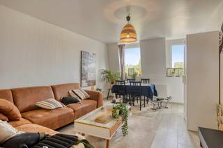 Dit appartement te koop in Antwerpen ligt op een unieke locatie. Gelegen op de derde verdieping aan de Waalsekaai in een kleinschalig gebouw met lage gemeenschappelijke kosten, biedt dit appartement de perfecte combinatie van comfort en top locatie in Antwerpen. Het appartement ligt rechtstreeks aan het gloednieuwe Zuidpark, wat een absolute troef is. Dit park maakt deel uit van de grootschalige heraanleg van de Scheldekaaien en transformeert de Gedempte Zuiderdokken in een veelzijdige trekpleister.De Waalsekaai zelf is ook vernieuwd. Het Zuidpark biedt maar liefst 53.000 m² groene publieke ruimte, ideaal voor wandelaars en fietsers, met speel- en sportzones, waterpartijen en diverse ontmoetings- en zitplekken. Hier geniet u van de rust en de nabijheid van de Schelde, terwijl de stad Antwerpen toch binnen handbereik is. Zoek je immo in Antwerpen? Lees dan zeker verder.Indeling:- leefruimte - keuken volledig voorzien van alle nodige toestellen. - badkamer met douche, lavabo en toilet. - slaapkamer Troeven van dit appartement:- kleinschalig gebouw- lage gemeenschappelijke kosten- absolute toplocatie direct gelegen aan het nieuwe Zuidpark Bent u geïnteresseerd in een appartement of woning te koop in Antwerpen? Aarzel dan niet om ons te contacteren. Had u graag uw eigen eigendom te koop aangeboden contacteer ons dan voor een vrijblijvende schatting, telefonisch op het nummer 03/206.76.76 of per mail naar antwerpen@dewaele.com.Ook voor alle andere vragen omtrent vastgoed, kopen of verkopen kan u steeds bij ons terecht!