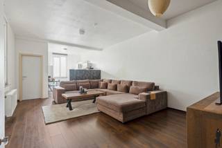 <b>Recent 1-slaapkamer appartement aan Slachthuissite<br /></b><br />- Reeds 30% verkocht van project -<b><br /></b>Gelegen aan de Slachthuissite: een buurt die de laatste jaren enorme stappen heeft gemaakt en momenteel erg veel investeerders aantrekt door haar geschiedenis en veelbelovend toekomstperspectief.<br />De komende jaren zal hier een aanzienlijke <strong>transformatie </strong>plaatsvinden met verschillende nieuwe <strong>ontwikkelingsprojecten </strong>en <strong>herbestemmingen </strong>van historische panden.<br />Deze buurt biedt de bewoner een unieke mix van de authentieke, industriële charme en de moderne stadsvernieuwing.<br />In combinatie met een uitzonderlijk mooie mobiscore is het hier aantrekkelijk wonen voor wie wil genieten van het stadsleven, zonder in te boeten aan comfort en leefbaarheid.<br /><br />Het appartement zelf meet 72 m² en werd volledig <strong>gerenoveerd </strong>in 2008: voorzien van moderne afwerking en faciliteiten.<br />De EPC-score van B houdt in dat er geen renovatieverplichting geldt!<br />Er is een <strong>aparte slaapkamer </strong>die voldoende ruimte biedt voor een tweepersoonsbed en een kledingkast. De badkamer werd uitgerust met modern sanitair.<br />De lage maandelijkse kosten van slechts 25 euro maken dit appartement bijzonder aantrekkelijk voor zowel starters als investeerders.<br /><br /><strong>Bijzonderheden:<br /></strong><span>- Volledig verbouwd in 2008</span><br /><span>- Verhuurd - mits inachtname huurders</span><br /><span>- Aparte meters<br /></span>- Kelderberging