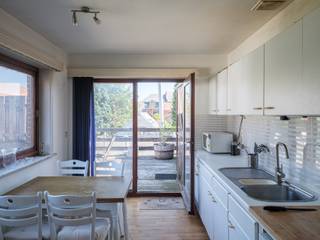 Dit lichtrijke duplex-appartement is gelegen op de Brusselsesteenweg in Melle en biedt met zijn bewoonbare oppervlakte van maar liefst 165 m² een zee aan ruimte en mogelijkheden. Het appartement maakt deel uit van een kleinschalig gebouw met slechts twee entiteiten, wat garant staat voor rust en heel wat privacy.

Bij het betreden van het appartement komt u via de imposante inkomhal in de sfeervolle leef- en eetruimte voorzien van een houtkachel. Deze ruimte laat zich flexibel inrichten, afhankelijk van uw eigen woonstijl en behoeften. Aansluitend treft u de lichtrijke keuken die uitgeeft op het zonneterras. Op dit verdiep bevinden zich verder twee comfortabele slaapkamers, een badkamer en een gastentoilet.

Op de bovenste verdieping beschikt u over een ruime bureau- / hobbyruimte, perfect geschikt voor wie van thuis uit werkt. Daarnaast is er nog een derde slaapkamer, waardoor dit appartement ook voor gezinnen bijzonder interessant is.

De ligging vormt zonder twijfel een extra troef. Gelegen op de Brusselsesteenweg in Melle geniet u van een uitstekende bereikbaarheid: het station van Melle, de oprit van de E40 en R4 en de nabijheid van Gent maken dat u zowel met de wagen als met het openbaar vervoer snel overal naartoe kunt. Daarnaast vindt u in de onmiddellijke omgeving diverse winkels, scholen en andere voorzieningen.

Belangrijk om weten is dat dit appartement onderhevig is aan een renovatieverplichting. Dit biedt echter de ideale kans om de woonst volledig naar eigen smaak en comfort af te werken en zo een moderne, energiezuinige thuis te creëren op een bijzonder gunstige locatie.

Benieuwd? Contacteer ons kantoor (info@immo-cvh.be) en plan uw bezoek in!