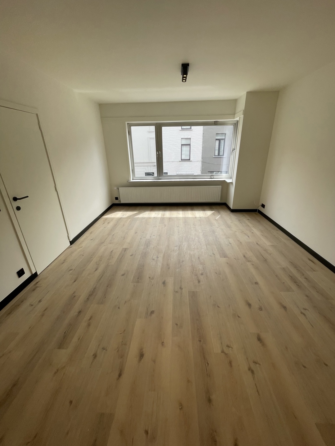 Gerenoveerd appartement met 2 slaapkamers - foto 4