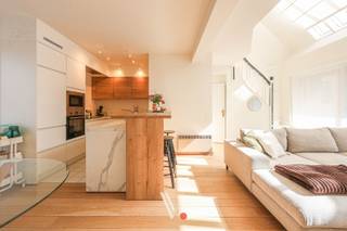 Deze fraaie bel-etagewoning bevindt zich in het centrum van Izegem, op wandelafstand van openbaar vervoer, scholen, horeca en winkels. Dankzij diverse renovaties doorheen de jaren, uitgevoerd met oog voor kwaliteit, verkeert de woning in zeer mooie staat.<br /><br />De lichtrijke leefruimte met open keuken en mezzanine vormt zonder twijfel de absolute blikvanger van deze woning en zorgt voor een ruimtelijk en eigentijds gevoel.<br />Het betreft een bel-etagewoning, waardoor het leefgedeelte zich op de bovenste verdieping bevindt.<br /><br /><strong>Indeling:</strong><br /><strong>Gelijkvloers:</strong> ruime inkomhal met toegang tot een dubbele (!) garage<br /><strong>Eerste verdieping:</strong> twee ruime slaapkamers, een verzorgde badkamer, apart toilet en praktische berging/wasplaats<br /><strong>Bovenste verdieping:</strong> lichtrijke leefruimte met open keuken, ruim zonnig terras, mezzanine en extra bergruimte<br /><br />Voor extra sfeer en gezelligheid werd een pelletkachel voorzien. Daarnaast beschikt de woning over een praktische goederenlift.<br /><br /><strong>Beschikbaar vanaf 15/06.</strong>