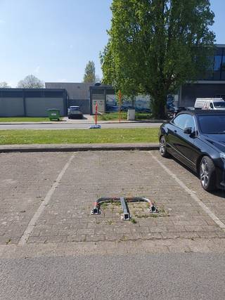 Emplacement extérieur à louer près de l'école de pêche. <br />L'emplacement est fermé par une barrière pour laquelle un badge vous sera fourni. Chaque emplacement dispose de sa propre place réservée. <br />Situation idéale au centre d'Ostende, avec un accès facile à l'autoroute et à toutes les voies d'accès. Disponible immédiatement.