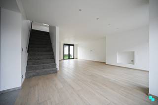 Ontdek dit volledig vernieuwd duplexappartement met <strong>vier slaapkamers,</strong> een riante woonkamer en een aangenaam zonneterras in hartje Wevelgem. Het gebouw werd in 2025 volledig vernieuwd en vergund tot een kleinschalige residentie bestaande uit twee appartementen en drie garageboxen. Het betreffende appartement heeft een bewoonbare oppervlakte van maar liefst 176m² (volgens opmetingen) en is volledig instapklaar. Doorrit naar de garages en mogelijkheid tot aankoop garage à €29.500. Inkomhal, badkamer met toilet, inloopdouche en wastafelmeubel, de volledig geïnstalleerde keuken en de riante leefruimte met annex zonneterras. Ruime nachthal, apart toilet en vier ruime slaapkamers. Fantastisch zonneterras aansluitend het leefgedeelte op de 1ste verdieping. CV op aardgas | Elektriciteit conform | Asbestveilig | EPC label C (geen renovatieverplichting) | Plattegrond hieronder te downloaden. Laurence (BIV 541 501) organiseert voor dit appartement de bezoeken, mits het maken van een afspraak.