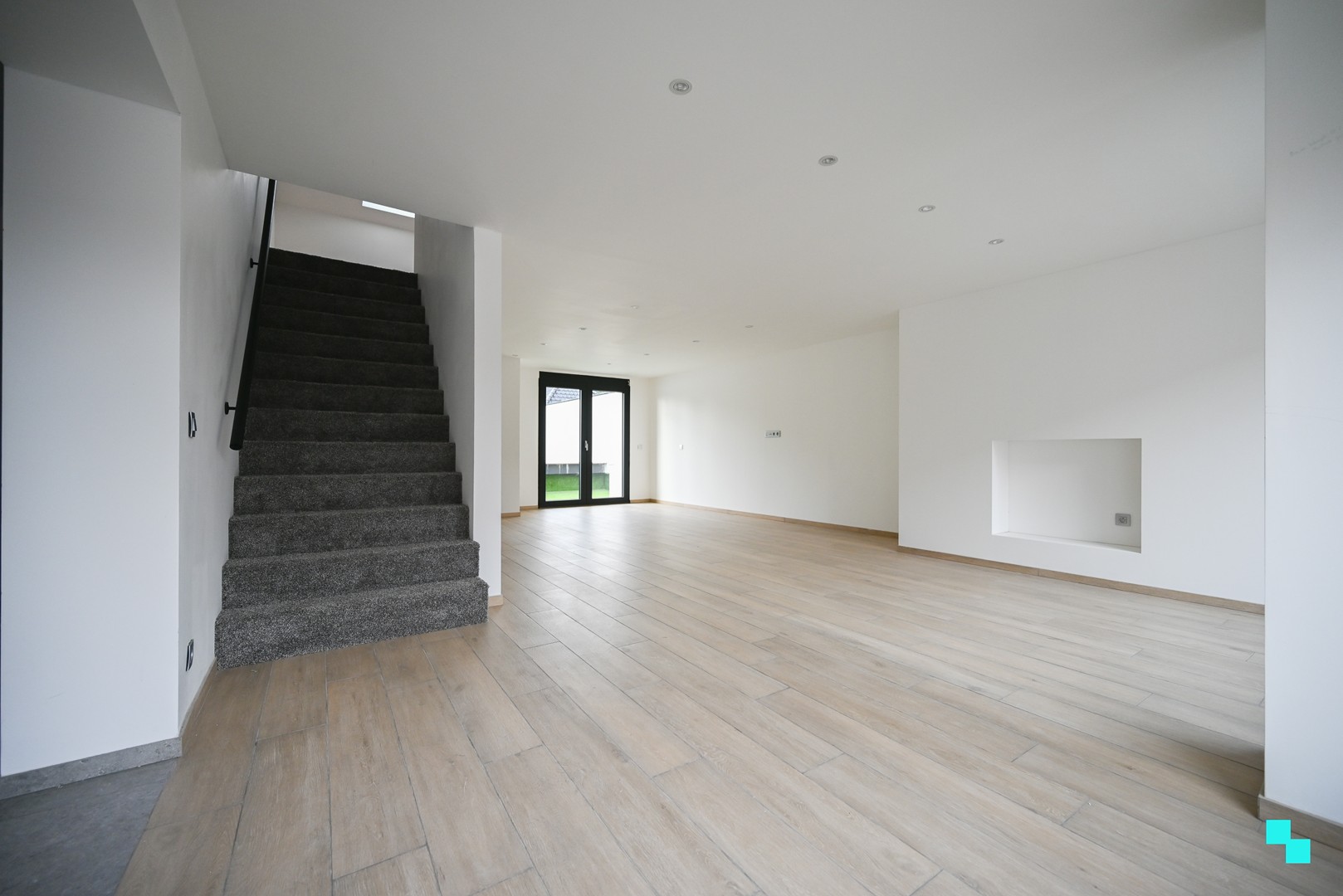 Compleet vernieuwde duplex met 4 slaapkamers en zonneterras in hartje Wevelgem - foto 1