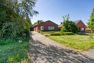 IN OPTIERustig gelegen en goed onderhouden open bebouwing op een perceel van circa 1400 m².INDELINGGelijkvloersWe betreden de woning aan de zijkant...