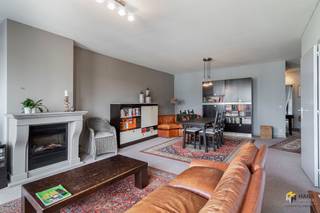 <p><span>Lambrechtshoekenlaan 250 (4ème étage) - Merksem</span></p><p><span> </span></p><p><span>Spacieux appartement (112 m²) avec 2 chambres à coucher, 2 terrasses et garage à Merksem.</span></p><p><span> </span></p><p><span>À Lambrechtshoekenlaan, vous vivez de manière centrale et confortable, avec tout à portée de main. Grâce à l'excellente accessibilité par les transports en commun, le système de vélo-partage et la voiture, vous pouvez vous rendre partout en un rien de temps. De plus, vous vivez à deux pas du parc Runcvoort et profitez d'un large éventail de magasins, de supermarchés et d'autres commodités à proximité.</span></p><p><span> </span></p><p><span>L'appartement se trouve au quatrième étage d'un immeuble de 5 étages bien entretenu, dont le toit a été rénové et isolé en 2014. Les frais fixes sont d'environ €160/mois et comprennent l'ascenseur, la police d'immeuble, l'eau et l'entretien des parties communes. Le chauffage est individuel au gaz et la chaudière a été renouvelée en 2025.</span></p><p><span> </span></p><p><span>Le séjour (40 m²) situé à l'avant du bâtiment offre une agréable sensation d'espace. A côté se trouve la cuisine séparée (10 m²) avec un débarras/buanderie attenant (4 m²). La cuisine dispose d'un équipement de base et s'ouvre sur une terrasse (6 m²) orientée à l'ouest avec un store électrique. A l'arrière, vous trouverez deux chambres à part entière (12 m² et 16 m²), dont la plus petite donne accès à une deuxième terrasse (3 m²) également orientée vers l'est avec un store électrique. Il y a également une salle de bain spacieuse (9 m²) et des toilettes séparées. Le garage box (€30000) derrière l'immeuble est obligatoirement acheté avec celui-ci et il y a également une cave de stockage disponible.</span></p><p><span> </span></p><p><span>Une vie centrale avec tout à portée de main ? Ne manquez pas cette opportunité !</span></p><p><span>Surface habitable 112 m² ref : surface brute de plancher. Pour plus d'informations ou une estimation gratuite, visitez </span><span><span>www.hansimmo.be</span></span></p><p><span> </span></p><p><span> </span></p>