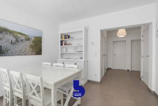 Dit modern gerenoveerd appartement bevindt zich in een kleinschalig, volledig vernieuwd gebouw met slechts drie entiteiten. Midden in de prachtige Belle Epoquewijk van Oostende op een steenworp van de zeedijk. Een topligging waar charme en bereikbaarheid hand in hand gaan: op wandelafstand van het bruisende stadscentrum, het strand en het openbaar vervoer.<br /><br />Binnenin geniet u van een doordachte indeling met een inkomhal, twee volwaardige slaapkamers en een lichtrijke, gezellige woonkamer met open keuken, dé ideale plek om thuis te komen. Verder beschikt het appartement over een apart toilet én een extra kelderberging.<br /><br />Het ruime terras vormt een absolute troef: een heerlijke buitenruimte waar u in alle rust kan ontspannen of gezellig kan tafelen met familie en vrienden.<br /><br />De gekeurde elektriciteit, het gunstig EPC "B" label en de mooie afwerking zorgen voor een instapklaar appartement. Geen syndicus = lage algemene kosten (€ 33 per maand). <br /><br />Bovendien is het appartement momenteel beschikbaar voor vakantieverhuur, wat het eveneens bijzonder interessant maakt als investering met onmiddellijk rendement. Dankzij het ontbreken van een syndicus blijven de gemeenschappelijke kosten bovendien uitzonderlijk laag.<br /><br />Een unieke kans op een toplocatie aan zee: ideaal als vaste woonst, tweede verblijf of slimme investering.