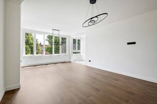 <p><span>Dit 2-slaapkamerappartement bevindt zich op de tweede verdieping van een kleinschalig gebouw in de residentiële buurt Oosterveld te Wilrijk, vlak bij de Prins Boudewijnlaan en het Sint-Augustinusziekenhuis. Scholen, winkels en openbaar vervoer bevinden zich op wandelafstand. Daarnaast geniet u van een vlotte verbinding richting Antwerpen en Brussel.</span></p>
<p><span>We betreden het appartement via de inkomhal, die toegang geeft tot een apart toilet, twee slaapkamers aan de achterzijde, een moderne badkamer en de leefruimte. Eén van de slaapkamers is voorzien van een zeer ruime ingemaakte dressing, die eventueel ook als derde kamer kan worden ingericht.</span></p>
<p><span>De lichtrijke leefruimte sluit mooi aan op de open keuken, die voorzien is van alle hedendaags comfort.</span></p>
<p><span>Een kelderberging is inbegrepen in de vraagprijs.</span></p>
<p><strong><span>EPC-label: B</span></strong></p>
<p><span>Aarzel niet om ons te contacteren voor een afspraak!</span></p>
