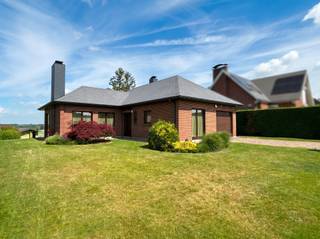 <p><span>VIAGER OCCUPE. Située au calme, au coeur de la campagne de Ath, superbe villa de plain pied offrant deux chambres, un garage et un grand jardin. Il est vendu en viager occupé sur deux têtes (86 ans). Bouquet de 50 000 €. Rente de 900 € par mois pendant 10 ans indexée et usufruit A VIE. En cas d'abandon de l'usufruit, rente complémentaire de 1200 € indexés. Elle se compose d'un hall d'entrée vers le grand et lumineux séjour de 30 m² donnant accès à la terrasse et au grand jardin équipé d'un chalet de jardin. Une cuisine équipée de 10 m² et son cellier attenant. Via le hall de nuit, deux belles chambres de 15 et 8 m². Une salle de bain équipée d'une baignoire, d'un meuble évier et d'une cabine de douche. WC séparé. A l'étage, un bel espace aménageable de 20 m² offrant la possibilité d'accueillir une chambre supplémentaire. Garage avec porte sectionnelle électrique. Châssis double vitrage bois. CC au mazout. Adoucisseur d'eau. Portail électrique. Système de caméra de surveillance. PEB E. Bouquet, frais d'agence et frais d'acquisitions payables à l'acte. Infos et visites au 02/355.50.55.</span></p>